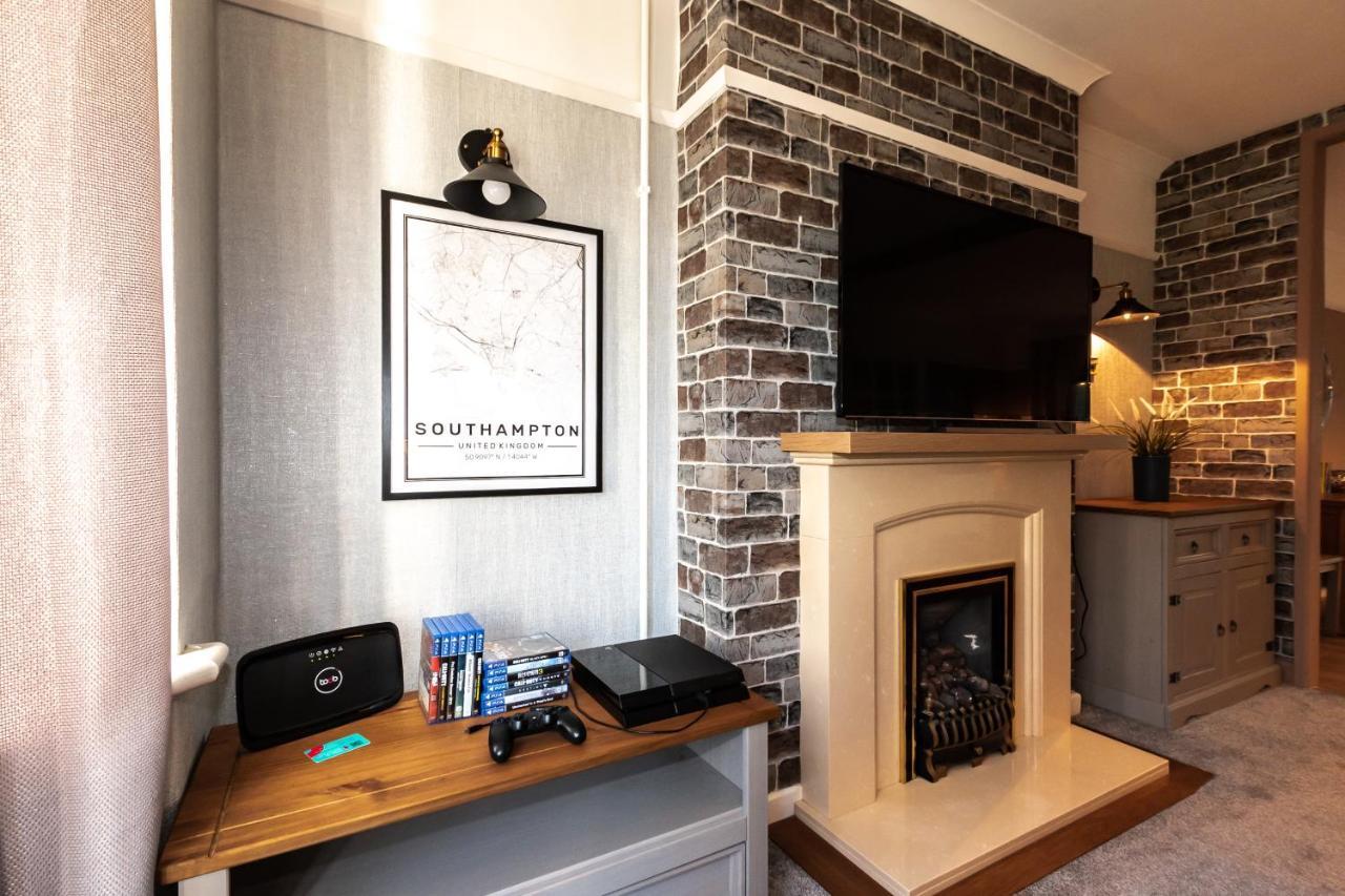 Cheerful 3-Bedroom Douglas House With Patio Σαουθάμπτον Εξωτερικό φωτογραφία